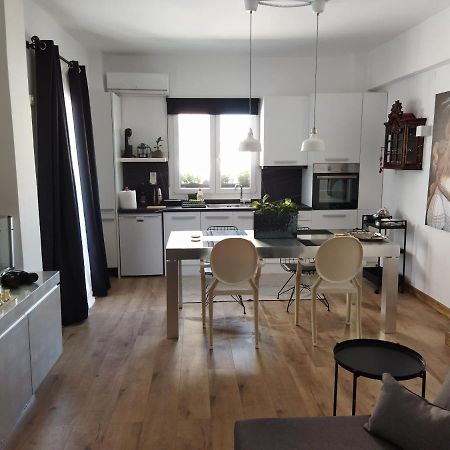 Minimal Apartment By The Beach Corinth Экстерьер фото